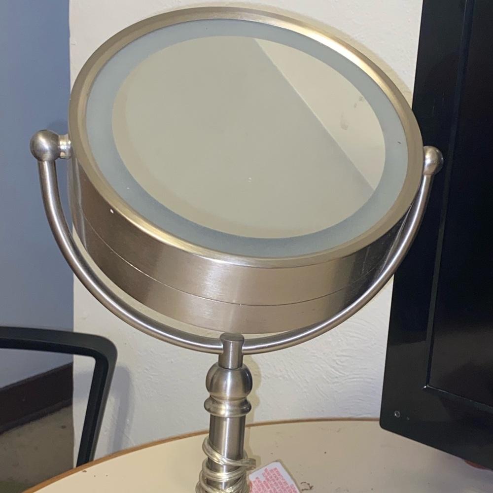 Cosmetic mirror